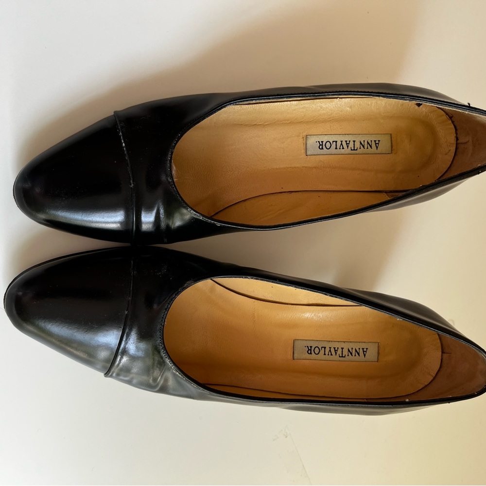 Vintage high shine leather pumps made in Italy!